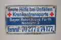 Historisches Hinweisschild des Roten Kreuzes in einem Haus in der <!--LINK'" 0:38-->, noch mit altem Straßennamen <i>Nordstraße</i>