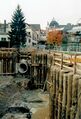 Blick vom Karlsteg Richtung Königstraße auf die Baumaßnahme <i>Regenüberlaufbecken</i> im Stadtpark, April 2000