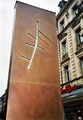 neu aufgestellte Metall Stele mit ausgeschnittenen und beleuchtenden <!--LINK'" 0:207--> Verlauf mit den Seitenstraßen vor Gebäude <!--LINK'" 0:208--> im Mai <a class="mw-selflink selflink">2009</a>