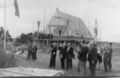 Zuschauer beim Richtfest des zukünftigen Kindergarten an der heutigen <!--LINK'" 0:35--> am 18. August 1939, manche mit "steifen" rechten Arm....