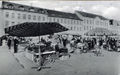 Schwarz-Weiß-Fotografie vom Fürther Wochenmarkt, undatiert