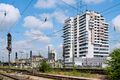 Bahnhof-Center aus dem Süden hinter den Gleisen, links im Bild das Sparkassenhochhaus und der Hauptbahnhof, Juni 2023