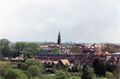 Panorama auf Fürth vom Steilhang an der <!--LINK'" 0:33--> auf <!--LINK'" 0:34--> Hauptwache, Jugendstilgebäude mit Turm <!--LINK'" 0:35--> und <!--LINK'" 0:36-->. Im Hintergrund die Nürnberger Burg im September 2001