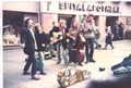 Die Band  1983 in der Nürnberger Fußgängerzone, ganz rechts Klaus Niegratschka, links daneben Heinrich Filsner
