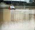 Hochwasser am Dambacher Talübergang "Fuchsloch" mit mutigen Autofahrern und Fußgänger Hochwassersteg, Feb. 1987