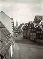 Blick aus dem Dachfenster der <!--LINK'" 0:14--> in Richtung Löwenplatz. Hinter dem Brunnen die Gaststätte Zum Weinberg, rechts daneben die Bäckerei M. Höhl. Darunter der Löwenplatz 3, danach der Löwenplatz 5 und ein Teil der Lilienstr. 20. Links am Bildrand die Scheune Löwenplatz 10 u. 12 sowie der Giebel von Nr. 8