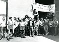 Elke Efstratiou (rechts im Bild) mit im Warnstreik befindenden Kollegen vom Stadttheater und dem Gewerkschaftssekretär Bernhard Bytom (Bildmitte), 1992