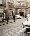 Kreuzung Hirschenstr. / <!--LINK'" 0:10--> mit Blick auf den Eingang der Ottoschule. Links im Bild Hirschenstr. 33. Aufnahme 1961