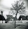 Der Feuerwehrplatz in Stadeln mit Biegelshof, das Nebenhaus wird gerade abgerissen, ca. 1937