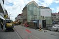 Blick von der <a class="mw-selflink selflink">Hallstraße</a> Richtung Stadttheater, rechts Eckhaus und Häuserzeile in der <!--LINK'" 0:10--> vor der <!--LINK'" 0:11--> Baumaßnahmen. Aufnahme von 2014