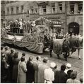 Erntedankfestzug in der Schwabacher Straße, 1957