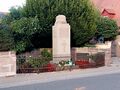 Kriegerdenkmal an der Ronhofer Hauptstraße in <a class="mw-selflink selflink">Ronhof</a> im Jahr 2022