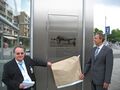 Winfried Roschmann und Hans Partheimüller im Juli 2008 am U-Bahnhof Hardhöhe bei der Einweihung der inzwischen verschwundenen Gedenktafel für den Industrieflughafen Fürth