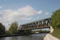 Die Stahlfachwerkbrücke der Würzburger Bahnlinie über den Main-Donau-Kanal