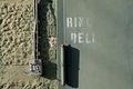 Beschriftung "Ring Bell" (Bitte klingeln) noch von den ehem. US-Army-Truppen an einem Lagergebäude, Jan. 2021