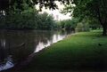 Blick über die Pegnitz im Stadtpark, im Hintergrund die Kirche "Zu Unserer Lieben Frau", Mai 1994