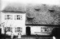 ehem. Bauernhof "Hof am Wasser" alte Haus Nr. 30 heute <!--LINK'" 0:56-->, erbaut 1857 und 1935 abgerissen, links Babette Biegel, geb. Ulrich, Aufnahme von 1930