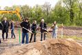 Spatenstich für das neue Heinrich-Schliemann-Gymnasium an der Henri-Dunant-Straße mit dem Schulleiter OStD Günter Neubauer und den Schulsprechern, April 2024