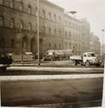 Kreuzung vor dem Rathaus mit Einmündung in den Königsplatz. Verkehrsinsel noch mit Hinweisschild "Flughafen". 1950er Jahre