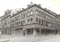 Eckhaus Schwabacher Str. 46 und Marienstraße 2 mit Lebensmittelhandel Hegendörfer. Rechts Schwabacher Str. 44. Aufnahme um 1955