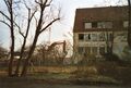 Abriss der [[Gemeinschaftsschule Stadeln]], das alte Schulgebäude von 1939 ist schon abgeräumt, der demolierte Anbau mit Wandmosaik von 1959 steht noch, Blick vom Regnitz Fußweg, Oktober 1999