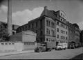 Blick in die Gebhardtstraße mit den Häusern 21 - 25, bzw. am Eck Luisenstraße 14. Im Vordergrund das Firmengebäude der Zuckerwarenfabrik Hegendörfer, ca. 1935