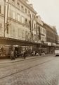 Blick in die Schwabacher Straße mit den beiden Schuhgeschäften Nord West Schuhwareneinkaufsgenossenschaft eG und dem <a class="mw-selflink selflink">Schuhhaus Pöhlmann</a>, 1961