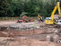 Freigelegter Bunker im Baufeld des Heinrich-Schliemann-Gymnasiums nahe der Henri-Dunant-Straße (Juli 2024)