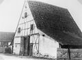 Der Schneiders-Stadel im Jahr 1943. Besitzer Michael Roth Jetzinger und Familie Wilhelm Jäger, in den 1970er Jahren abgerissen. Heute steht dort ein Mehrfamilien-Wohnblock. Dahinter die 1972 abgerissene Scheune von <!--LINK'" 0:3-->.