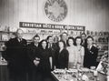 Georg Götz mit Belegschaft auf dem Göso-Messestand bei der ersten Spielwarenmesse in Nürnberg vom 12. - 18. März 1950 im Wieselerhaus.