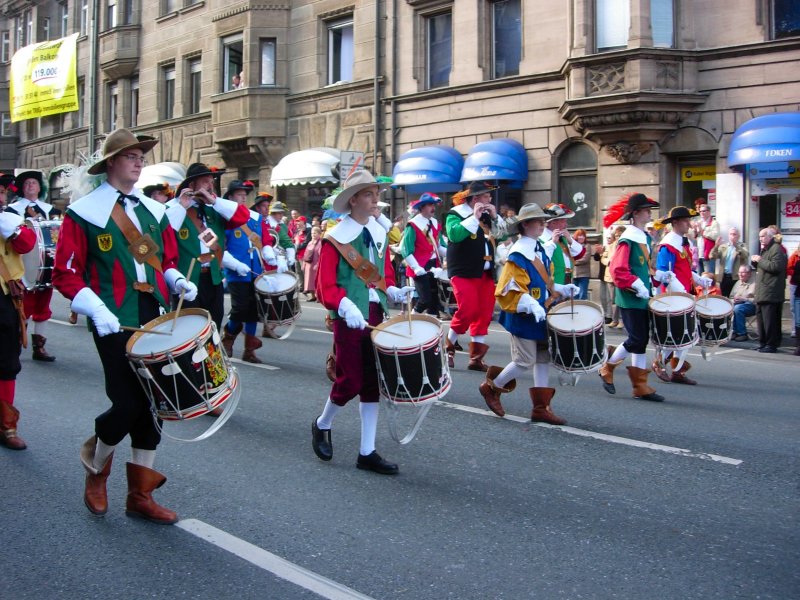 Datei:Spielmannszug Umzug.jpg
