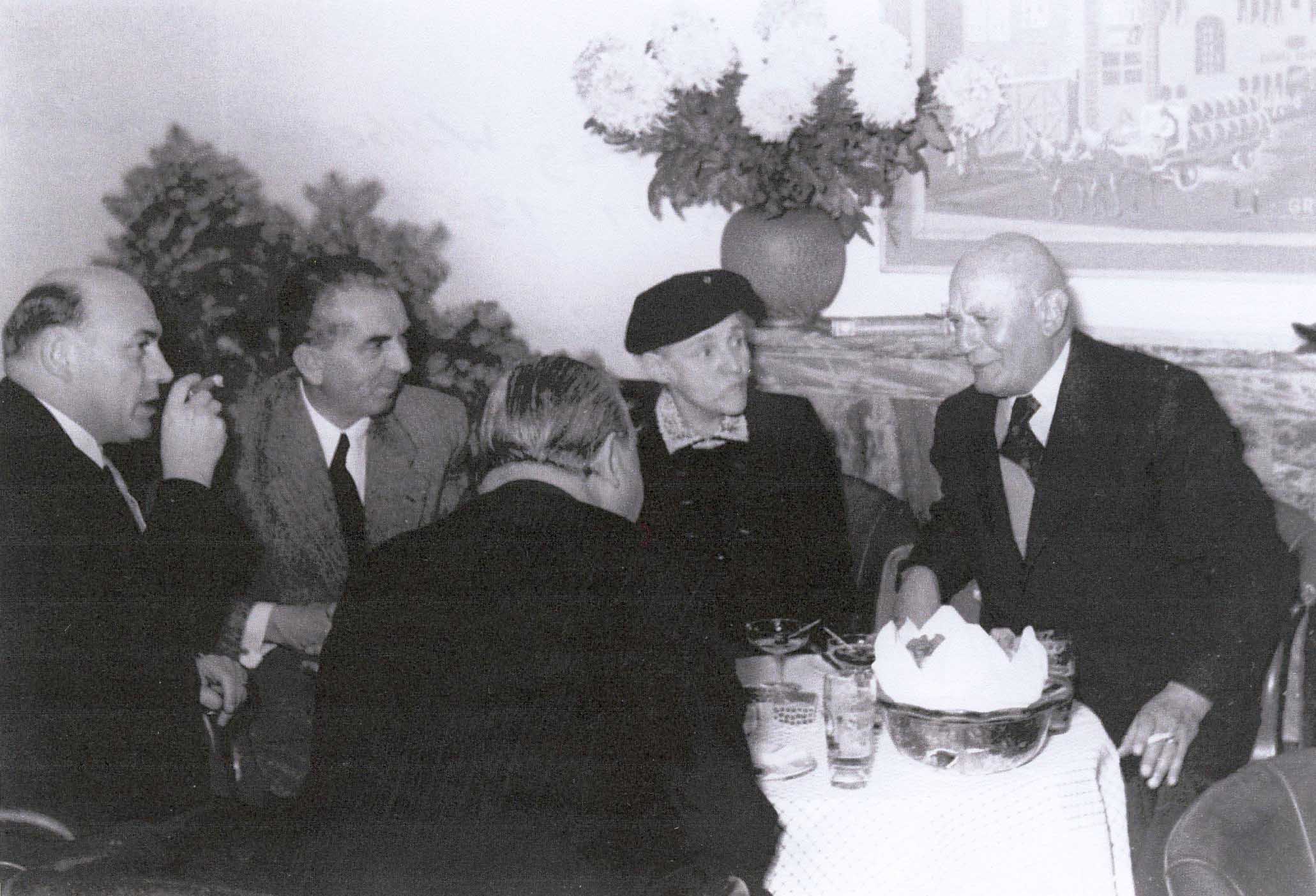 Wilhelm Schülein, Brauerei Direktor der Grüner Bräu an seinem 70. Geburtstag 1957. V.l.n.r.: Sohn Dr. Richard Schülein, Ludwig Ammer, Ehefrau Antonie Grüner, Wilhelm Schülein. Foto: Privatsammlung Familie Schülein