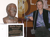 Eva Hermann mit ihrer Martin-Segitz-Büste.jpg