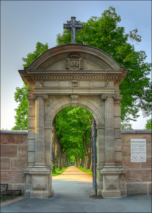 Hauptfriedhof Eingang Friedenstraße.jpg