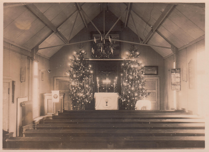 Datei:Weihnachten in der Holzkirche 1932.png