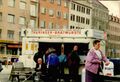 Der Imbissstand der Familie Löffler auf der Fürther Freiheit war für seine guten Thüringer ... <span class="smw-highlighter" data-type="8" data-state="inline" data-title="Hinweis" title="Der Imbissstand der Familie Löffler auf der Fürther Freiheit war für seine guten Thüringer Bratwürste bekannt, ca. 1980Urheber: LöfflerLizenz: CC BY-SA 3.0"><span class="smwtticon note"></span><span class="smwttcontent">Der Imbissstand der Familie Löffler auf der Fürther Freiheit war für seine guten Thüringer Bratwürste bekannt, ca. 1980<br>Urheber: <!--LINK'" 0:108--><br><br>Lizenz: CC BY-SA 3.0</span></span>