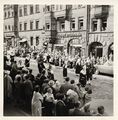 Erntedankfestzug in der Schwabacher Straße, 1962 <span class="smw-highlighter" data-type="8" data-state="inline" data-title="Hinweis" title="Urheber: K. GugelLizenz: CC BY-SA 4.0"><span class="smwtticon note"></span><span class="smwttcontent">Urheber: K. Gugel<br><br>Lizenz: CC BY-SA 4.0</span></span>