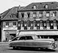 Nash Ambassador Custom am Kohlenmarkt, Aufnahme von 1951, Fotograf Ferndinand Vitzetum <span class="smw-highlighter" data-type="8" data-state="inline" data-title="Hinweis" title="Urheber: Ferndinand VitzetumLizenz: copyright"><span class="smwtticon note"></span><span class="smwttcontent">Urheber: Ferndinand Vitzetum<br><br>Lizenz: copyright</span></span>