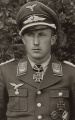 Alfred Schwarzmann als Oberleutnant der Reserve und Zugführer im Fallschirmjäger-Regiment 1 im Jahr ... <span class="smw-highlighter" data-type="8" data-state="inline" data-title="Hinweis" title="Alfred Schwarzmann als Oberleutnant der Reserve und Zugführer im Fallschirmjäger-Regiment 1 im Jahr 1944Lizenz: CC BY-SA 3.0"><span class="smwtticon note"></span><span class="smwttcontent">Alfred Schwarzmann als Oberleutnant der Reserve und Zugführer im Fallschirmjäger-Regiment 1 im Jahr 1944<br><br>Lizenz: CC BY-SA 3.0</span></span>
