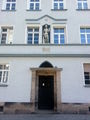 Neumannstraße 33, Eingang mit Heiligem St. Florian <span class="smw-highlighter" data-type="8" data-state="inline" data-title="Hinweis" title="Urheber: Doc BenditLizenz: CC BY-SA 3.0"><span class="smwtticon note"></span><span class="smwttcontent">Urheber: <!--LINK'" 2:6--><br><br>Lizenz: CC BY-SA 3.0</span></span>