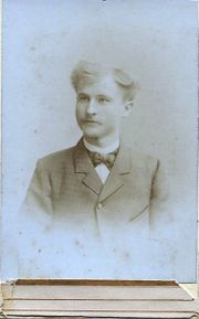 Flugfrisur junger Mann.jpg