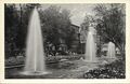 Historische Ansichtskarte "Springbrunnen am Freiheitsplatz", gel. 1952 <span class="smw-highlighter" data-type="8" data-state="inline" data-title="Hinweis" title="Urheber: Verlag Fritz Lauterbach, Königsplatz 8Lizenz: CC BY-NC-SA 4.0"><span class="smwtticon note"></span><span class="smwttcontent">Urheber: Verlag Fritz Lauterbach, Königsplatz 8<br><br>Lizenz: CC BY-NC-SA 4.0</span></span>