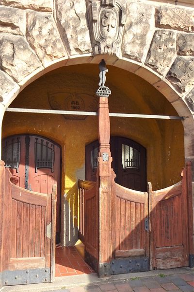 Datei:Helmplatz 6 Eingang.jpg