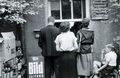 Hinter dem Kiosk im ehem. Beamtenhaus vor dem Stadtkrankenhaus, ca. 1950 <span class="smw-highlighter" data-type="8" data-state="inline" data-title="Hinweis" title="Urheber: Familienarchiv W. ReinmannLizenz: CC BY-SA 3.0"><span class="smwtticon note"></span><span class="smwttcontent">Urheber: Familienarchiv W. Reinmann<br><br>Lizenz: CC BY-SA 3.0</span></span>