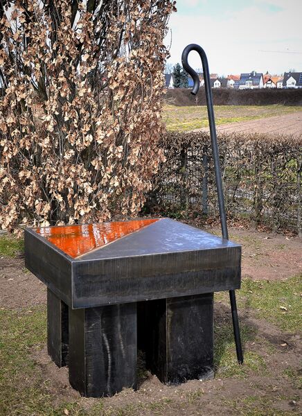 Datei:2022-03 Hirtengrabanlage (Tisch).jpg