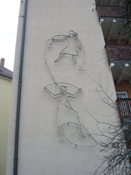 Datei:Simonstr. 54 Drahtplastik.JPG