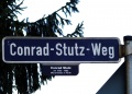 Straßenschild Conrad-Stutz-Weg mit Erläuterung <span class="smw-highlighter" data-type="8" data-state="inline" data-title="Hinweis" title="Urheber: BaringelLizenz: CC BY-SA 3.0"><span class="smwtticon note"></span><span class="smwttcontent">Urheber: <!--LINK'" 2:163--><br><br><br>Lizenz: CC BY-SA 3.0</span></span>