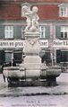 Jugendbrunnen vor der ehem. Feuerwache, ngl. ca. 1909 <span class="smw-highlighter" data-type="8" data-state="inline" data-title="Hinweis" title="Urheber: unbekanntLizenz: CC BY-SA 4.0"><span class="smwtticon note"></span><span class="smwttcontent">Urheber: unbekannt<br><br>Lizenz: CC BY-SA 4.0</span></span>