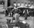 Markttag mit Marktständen und Ketznfrauen auf dem heutigen Obstmarkt, ca. 1910 <span class="smw-highlighter" data-type="8" data-state="inline" data-title="Hinweis" title="Urheber: Johann Georg Heinrich LotterLizenz: Bildlizenz-Stadtarchiv"><span class="smwtticon note"></span><span class="smwttcontent">Urheber: <!--LINK'" 0:1--><br><br>Lizenz: Bildlizenz-Stadtarchiv</span></span>