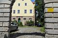 Eingangspforte zum Schloss <!--LINK'" 0:29--> im Juni 2020 <span class="smw-highlighter" data-type="8" data-state="inline" data-title="Hinweis" title="Urheber: Norbert PietschLizenz: CC BY-SA 3.0"><span class="smwtticon note"></span><span class="smwttcontent">Urheber: Norbert Pietsch<br><br>Lizenz: CC BY-SA 3.0</span></span>